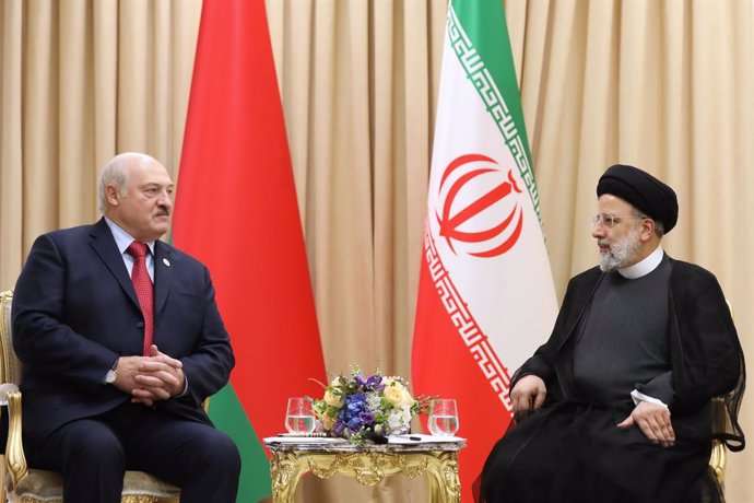 Archivo - 16 September 2022, Uzbekistan, Samarkand: Iranian President Ebrahim Raisi (R)meets with President of Belarus Alexander Lukashenko at the Forumlar Majmuasi Complex, on the sidelines of the Shanghai Cooperation Organisation (SCO) summit. Photo: