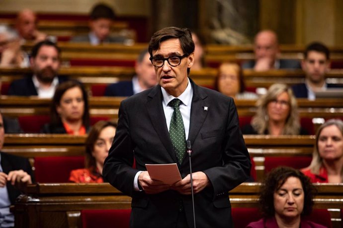 El líder del PSC, Salvador Illa, interviene durante una sesión plenaria en el Parlament, a 24 de enero de 2023, en Barcelona, Catalunya (España).