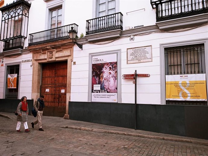 Dos personas transitan por delante de la Casa Fabiola, cerrada al público desde julio del pasado año.