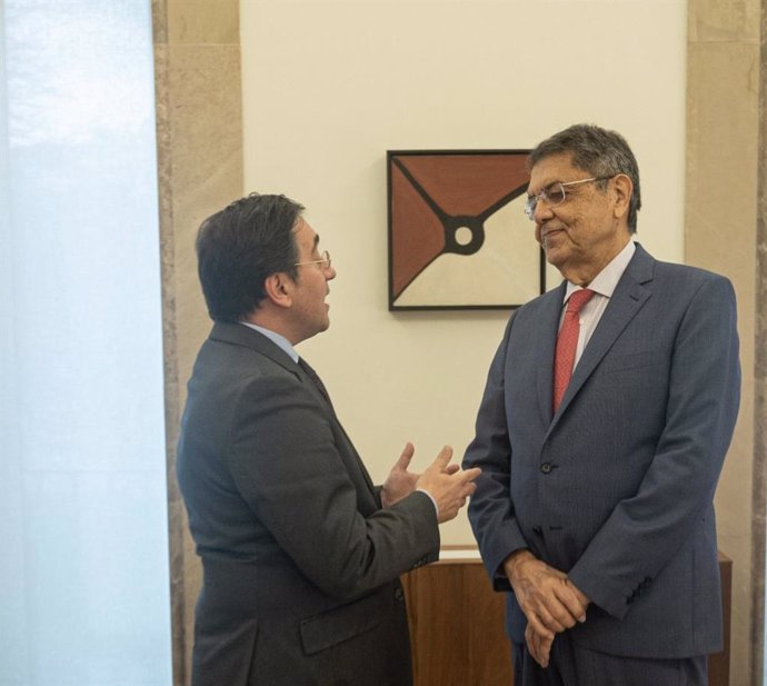 El ministro de Asuntos Exteriores, José Manuel Albares, y el escritor Sergio Ramírez