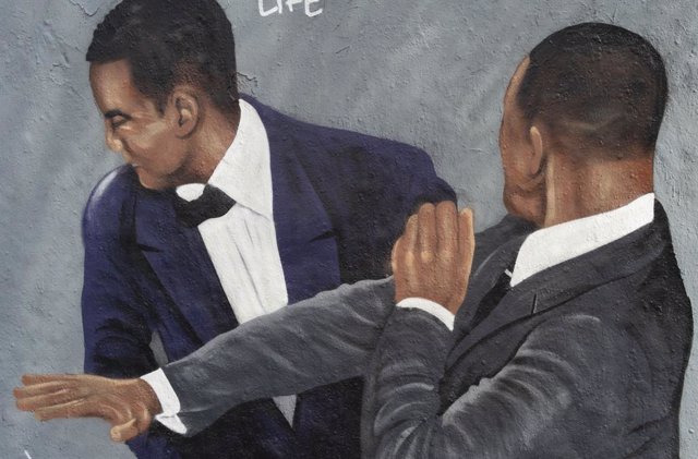 Archivo - In Mauerpark Graffiti Artist Eme Freethinker Depicted The Moment That Will Smith Slapped Comedian Chris Rock At The 94Th Academy Awards In 2022