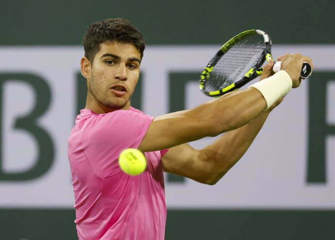 11 March 2023, US, Indian Wells: Spanish tennis player Carlos Alcaraz in action against Australia's Thanasi Kokkinakis during their Men's singles round of 64 match of the Indian Wells Masters Tennis tournament. Photo: Charles Baus/CSM via ZUMA Press Wir