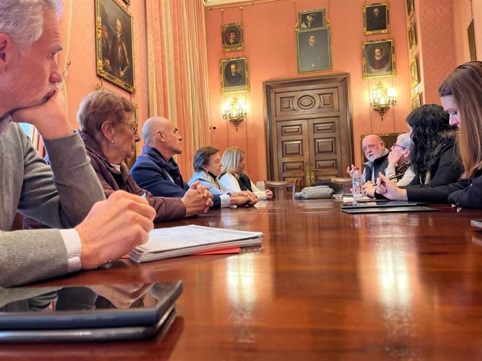 Reunión del alcalde de Sevilla, Antonio Muñoz, con la plataforma Nosotros También Somos Sevilla.