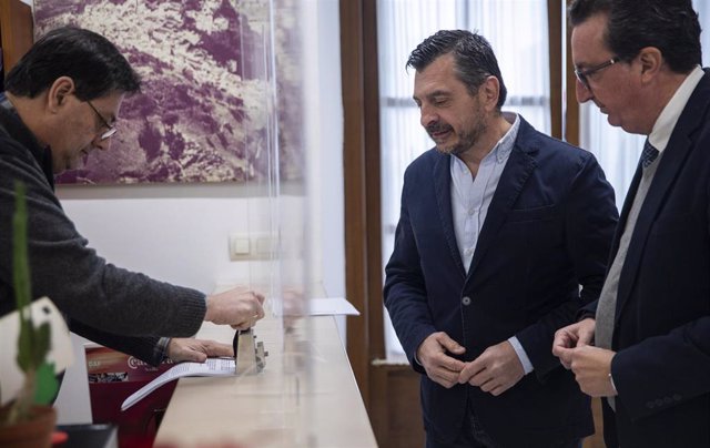 El portavoz parlamentario del PP-A, Toni Martín, y el diputado Manuel Andrés González, en una imagen de 3 de marzo durante el registro de la Proposición de Ley sobre regadíos en el entorno de Doñana (Huelva).