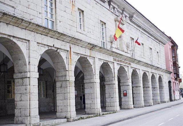 Archivo - Exterior del Parlamento de Cantabria