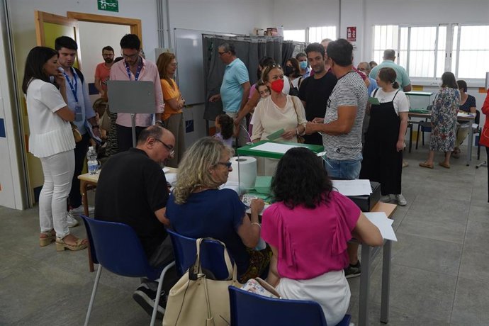 Archivo - Ciudadanos ejerciendo su derecho al voto durante el día de las elecciones a la presidencia de la Junta de Andalucía  a 19 de junio de 2022 en Sevilla (Andalucía, España)