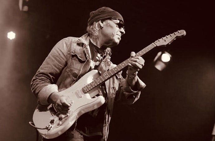 Archivo - El guitarrista Javier Vargas