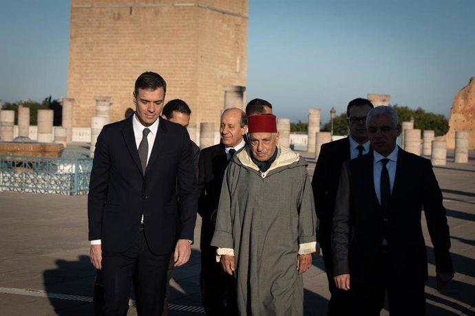 Archivo - (I-D) El presidente del Gobierno, Pedro Sánchez; el historiador del Reino de Marruecos y portavoz del Palacio Real, Abdelhak Lamrin y el ministro de Sanidad y Protección Social de Rabat, Khalid Ait Taleb, después de visitar el Mausoleo de Moha