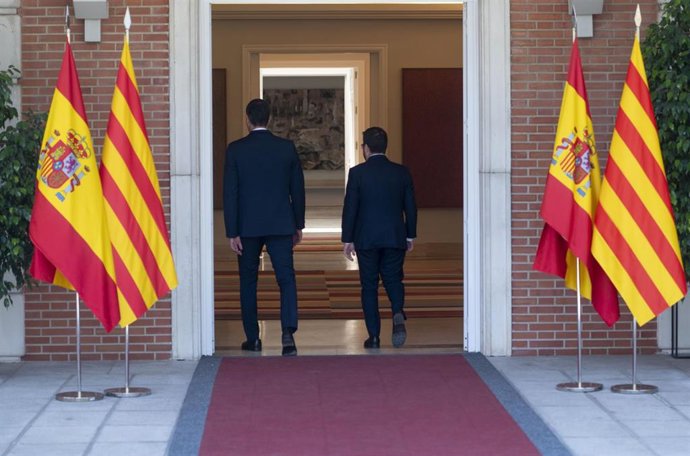 Archivo - El presidente del Gobierno, Pedro Sánchez (i), y el de la Generalitat, Pere Aragonés, a su llegada a una reunión, en La Moncloa, a 15 de julio de 2022, en Madrid (España). Es la primera vez que se reúnen después del choque entre la Generalitat
