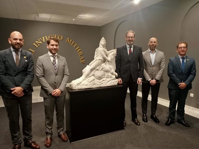 Archivo - El delegado del Gobierno andaluz en Córdoba, Adolfo Molina (tercero por la dcha.), y el delegado territorial de Turismo, Cultura y Deporte de la Junta, Eduardo Lucena (segundo), junto a la escultura del dios Mihtra.