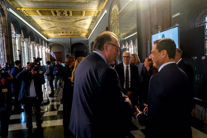 El presidente de la Junta, Juanma Moreno con el consejero de Turismo, Cultura y Deporte, Arturo Bernal., a 22 de febrero del 2023. (Foto de archivo).