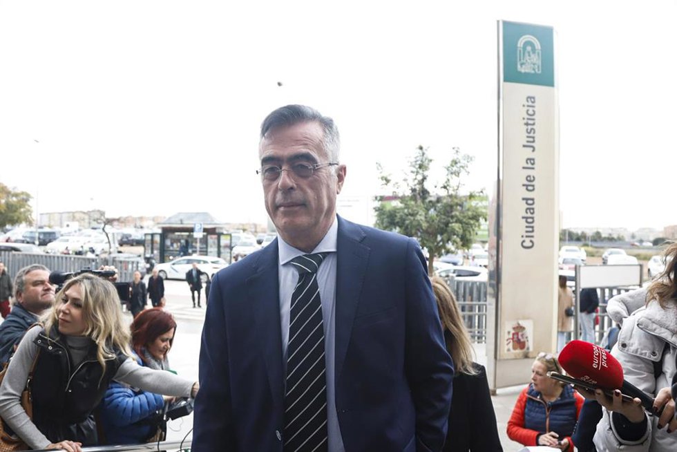 El exalcalde de Estepona Antonio Barrientos, acudiendo al juicio del caso 'Astapa'.