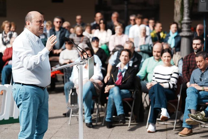 El presidente del PNV, Andoni Ortuzar, interviene en un encuentro con las candidatas y los candidatos en Ezkerraldea y Meatzaldea, en el  Parque de Santurtzi.