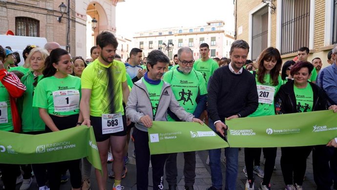 Casi 700 personas asisten a la marcha-carrera 'Huesca en forma por la igualdad', en el marco del Tour Universo Mujer.