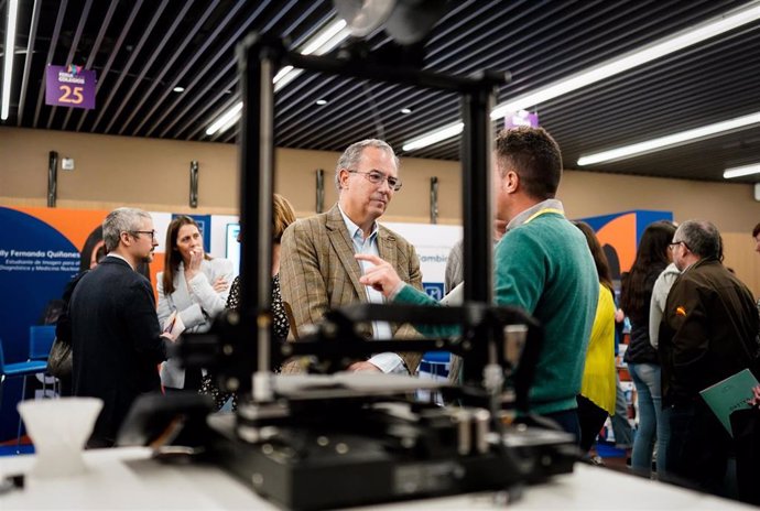 El vicepresidente, Enrique Ossorio, visita la Feria de los Colegios.