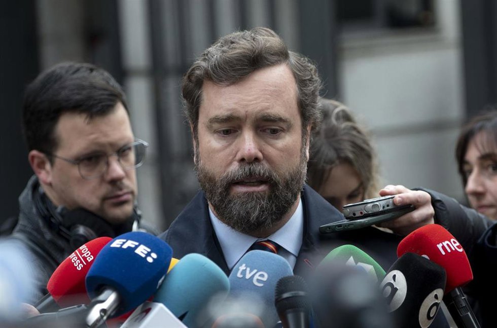 Archivo - El portavoz parlamentario de Vox en el Congreso, Iván Espinosa de los Monteros, ofrece declaraciones a los medios, durante el acto institucional por el Día de la Constitución, en el Congreso de los Diputados, a 6 de diciembre de 2022, en Madri
