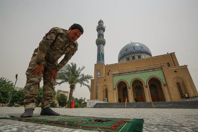 Archivo - 25 April 2020, Iraq, Baghdad: An army soldier prays outside the 17th of Ramadan Mosque near Firdos Square, in the city centre, as Iraqi government prevent prayers inside mosques during the holy month of Ramadan due to the spread of Coronavirus