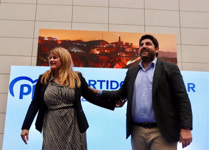 El presidente del Partido Popular de la Región de Murcia, Fernando López Miras, junto a Alicia Jiménez, candidata del PP a la Alcaldía de Mazarrón