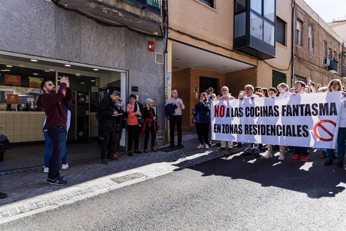 Varias personas de agrupaciones vecinales protestan contra las Cocinas Fantasma, frente a una de ellas en el distrito de Tetuán, a 12 de marzo de 2023, en Madrid (España).