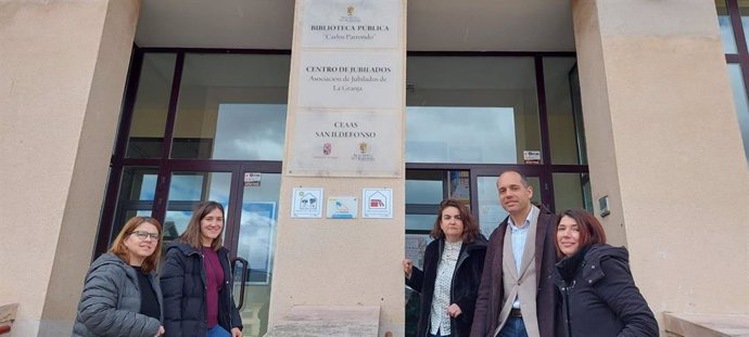 El alcalde de San Ildefonso, Samuel Alonso, con representantes de la Asociación Autismo Segovia