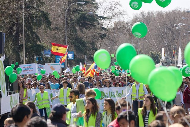 Varias personas marchan hacia la Plaza de Cibeles, en la concentración ‘Sí a la vida’ 2023, a 12 de marzo de 2023, en Madrid (España).