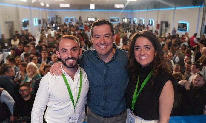 El presidente del PP-A, Juanma Moreno (c), con el presidente saliente de NNGG Andalucía, Enrique Rodríguez, y la nueva presidenta de la organización juvenil, María José Carmona, en el congreso de NNGG-A en Jerez de la Frontera (Cádiz).