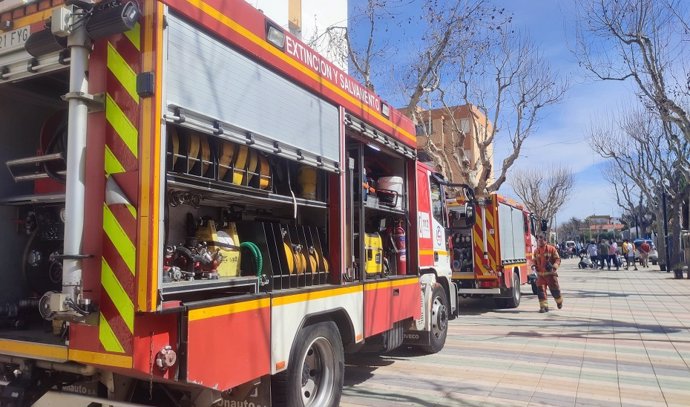 Bomberos actúan ante un incendio en La Antilla (Lepe, Huelva).