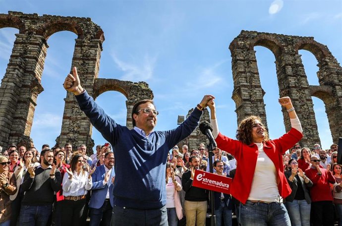 Guillermo Fernández Vara y María Jesús Montero en el acto de presentación de candidaturas del PSOE extremeño celebrado en Mérida.