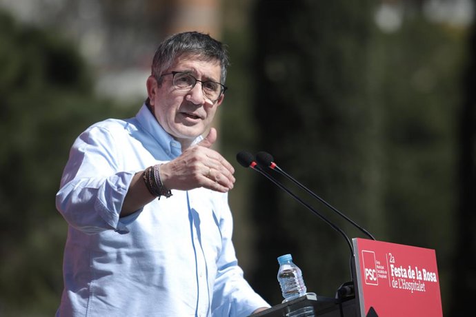 El portaveu del PSOE al Congrés, Patxi López, en l'acte de presentació de la candidata del PSC a l'Alcaldia i actual alcaldessa de l'Hospitalet de Llobregat (Barcelona), Núria Marín, en el marc de la segona Festa de la Rosa de la ciutat