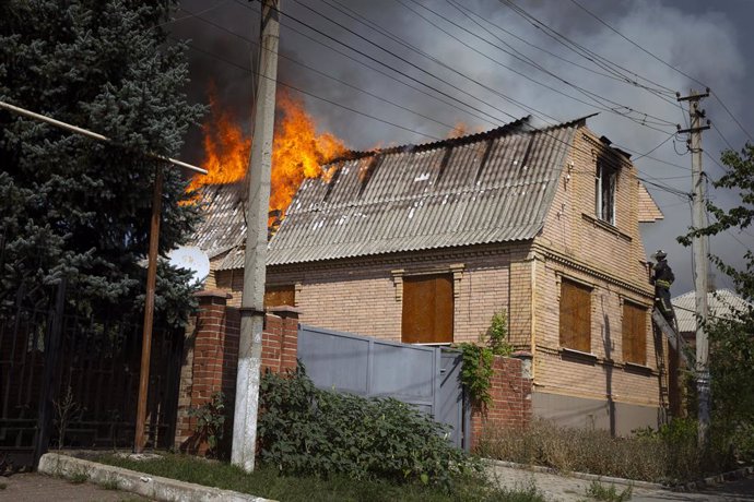Archivo - Un incendio en un edificio de Bajmut, Ucrania