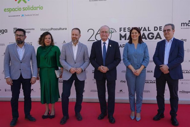 El alcalde de Málaga, Francisco de la Torre; y los ediles de Derechos Sociales y Cultura,, Francisco Pomares y Noelia Losada, han asistido a la inauguración del Espacio Solidario en la plaza de la Merced.