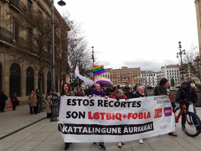 Manifestación en contra de los "recortes" en el servicio LGTBI de Navarra, Kattalingune