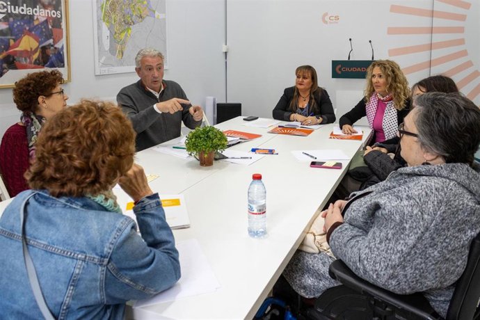 El candidato de Ciudadanos a la Alcaldía de Sevilla, Miguel Ángel Aumesquet, se reúne con la asociación Eliminando Barreras.