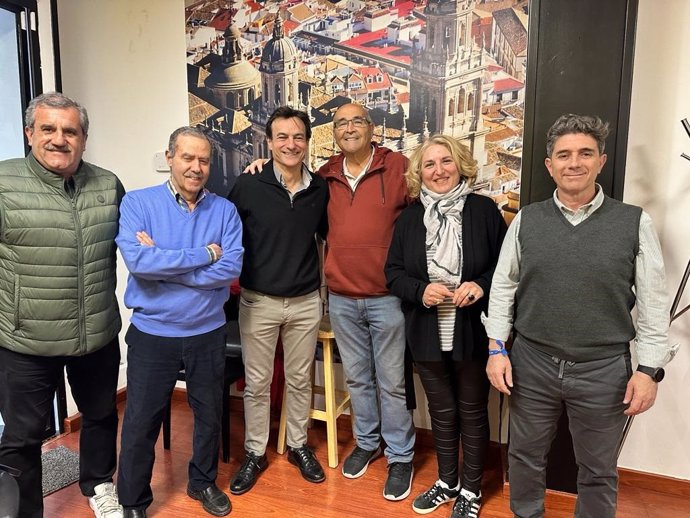 El candidato del PP a la Alcaldía de Jaén, Agustín González, se reúne con la Asociación de Peñas del Real Jaén.