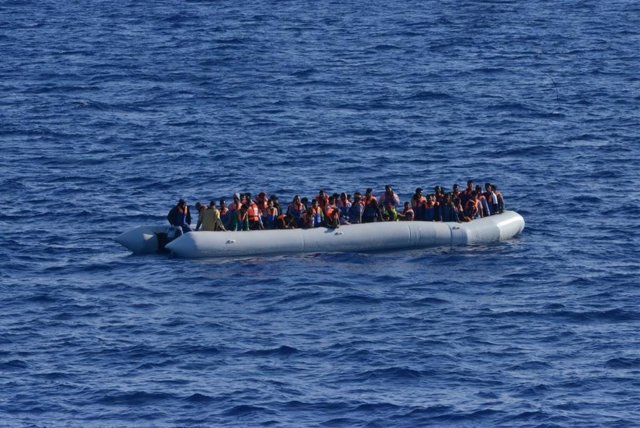 Archivo - Migrantes en una lancha neumática en una imagen de archivo