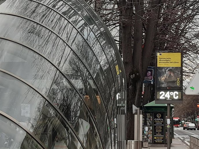 Un termómetro en Bilbao marca 24 grados este domingo.