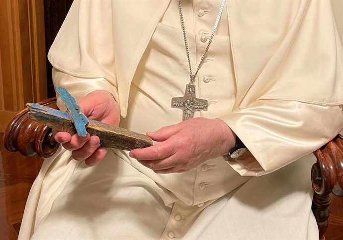 El Papa recibe la cruz de madera hecha con la patera del naufragio de Steccato di Cutro donde murieron más 79 personas