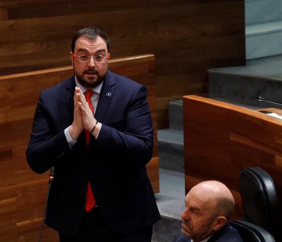 El presidente del Principado de Asturias, Adrián Barbón, durante el pleno en la JGPA.