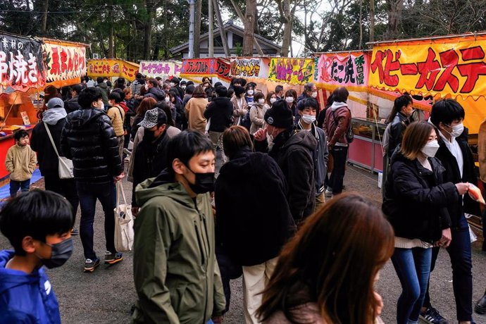 Archivo - Gente con mascarilla en el Santuario de Gokuraku de Tokio, Japón