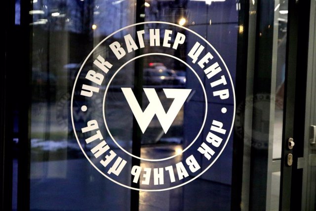 Archivo - Logotipo del Grupo Wagner en una oficina en San Petersburgo