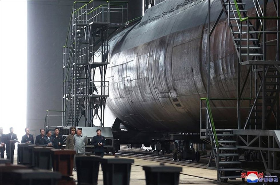 Archivo - Kim Jong Un inspecciona la construcción de un submarino en una imagen de archivo