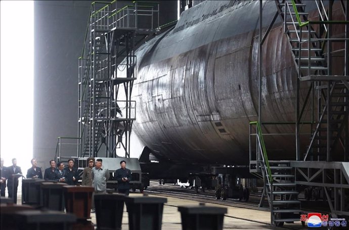 Archivo - HANDOUT - 23 July 2019, North Korea, Pyongyang: North Korean leader Kim Jong-un (2-R) inspects a newly built submarine. Photo: -/KCNA/dpa - ATTENTION: editorial use only and only if the credit mentioned above is referenced in full