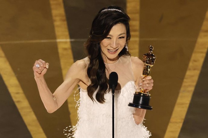 Michelle Yeoh gana el Oscar a la mejor actriz