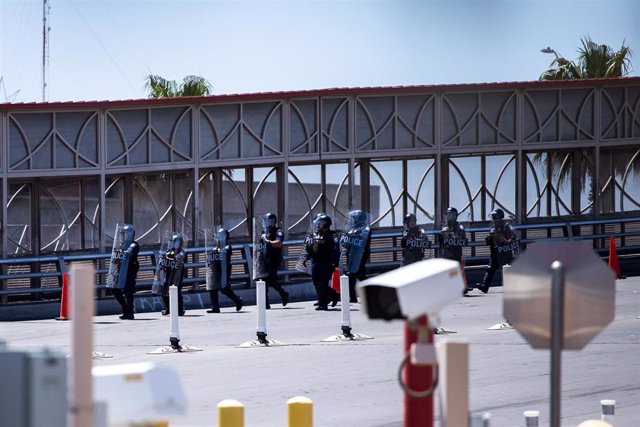 Archivo - Las Fuerzas de Seguridad de EEUU en el puente de Santa Fe, en El Paso, Texas