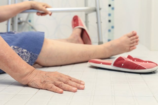Archivo - Elderly falling in bathroom because slippery surfaces
