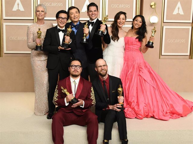 THE CAST AND CREW OF EVERYTHING EVERYWHERE ALL AT ONCE In The Press Room During The 95Th Academy Awards