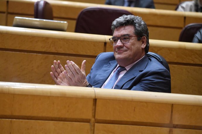 El ministro de Inclusión, Seguridad Social y Migraciones, José Luis Escrivá, durante una sesión de control al Gobierno en el Senado, a 7 de marzo de 2023, en Madrid (España). Durante el pleno, el Partido Popular ha presentado una moción por la que se in