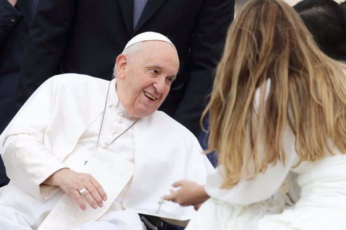 08 March 2023, Vatican, Vatican City: Pope Francis meets with attendees during weekly general audience at St. Peter's square in The Vatican. Photo: Evandro Inetti/ZUMA Press Wire/dpa