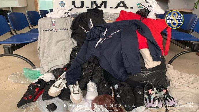 Ropa deportiva falsificada intervenida por la Policía Local de Sevilla.