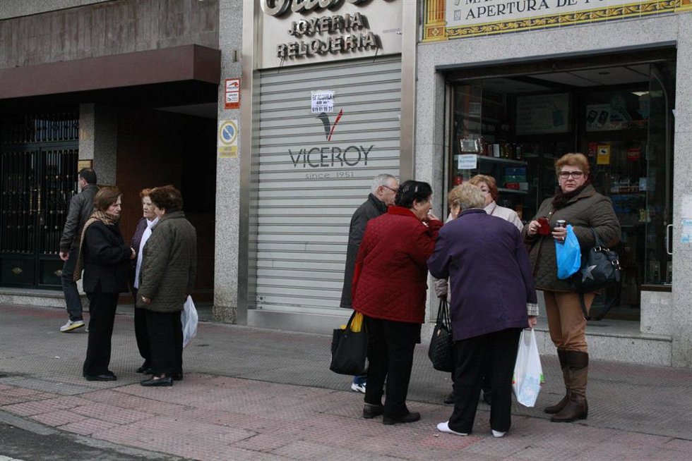 Archivo - Gente hablando en la calle